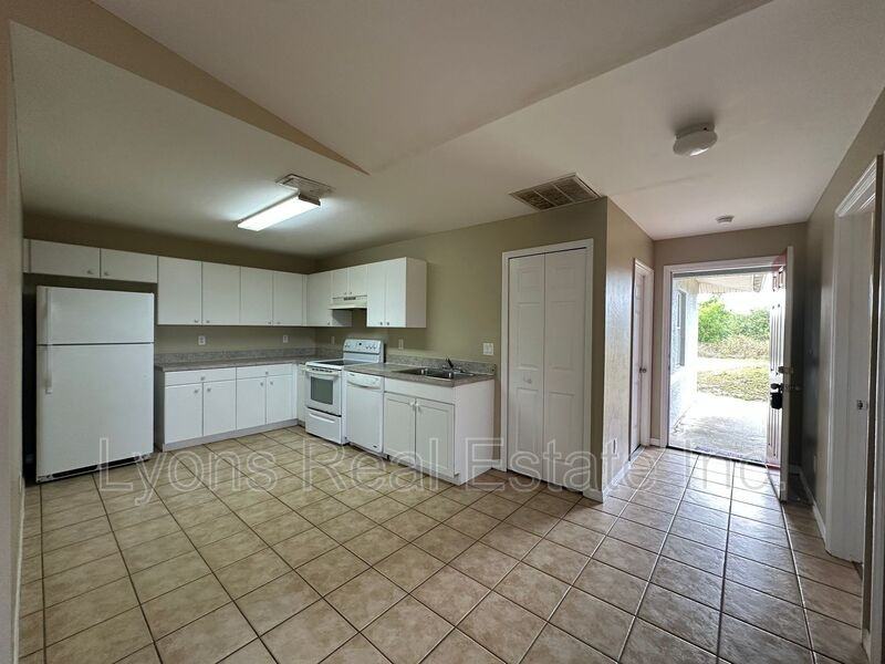 1125 Gilbert Ave S - Photo 3 of 16