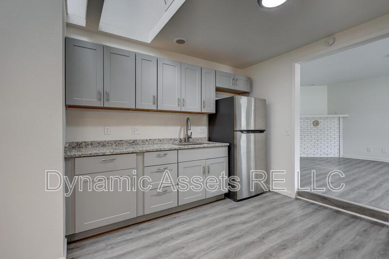 208 E Park St #B - Photo 3 of 25