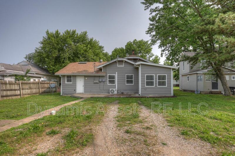 208 E Park St #B - Photo 5 of 25