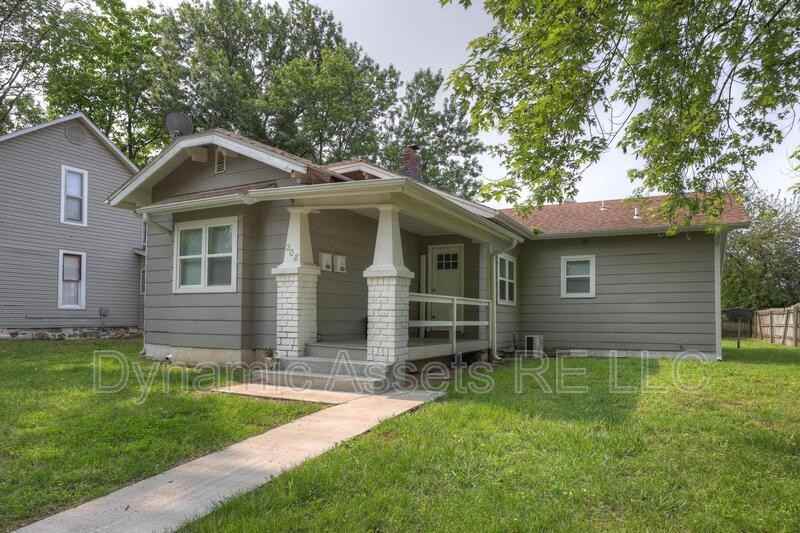 208 E Park St #B - Photo 6 of 25