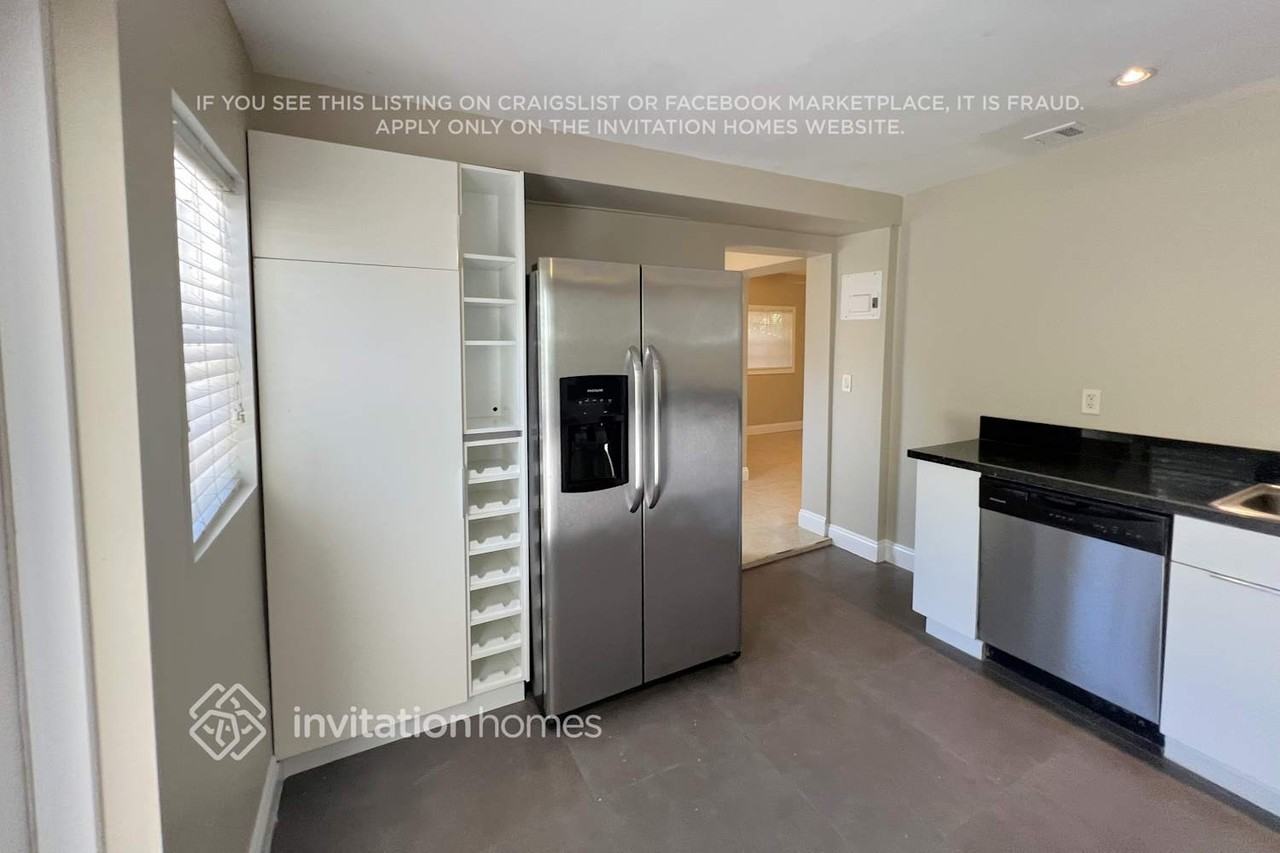 1616 Ne 36th St - Photo 5 of 13