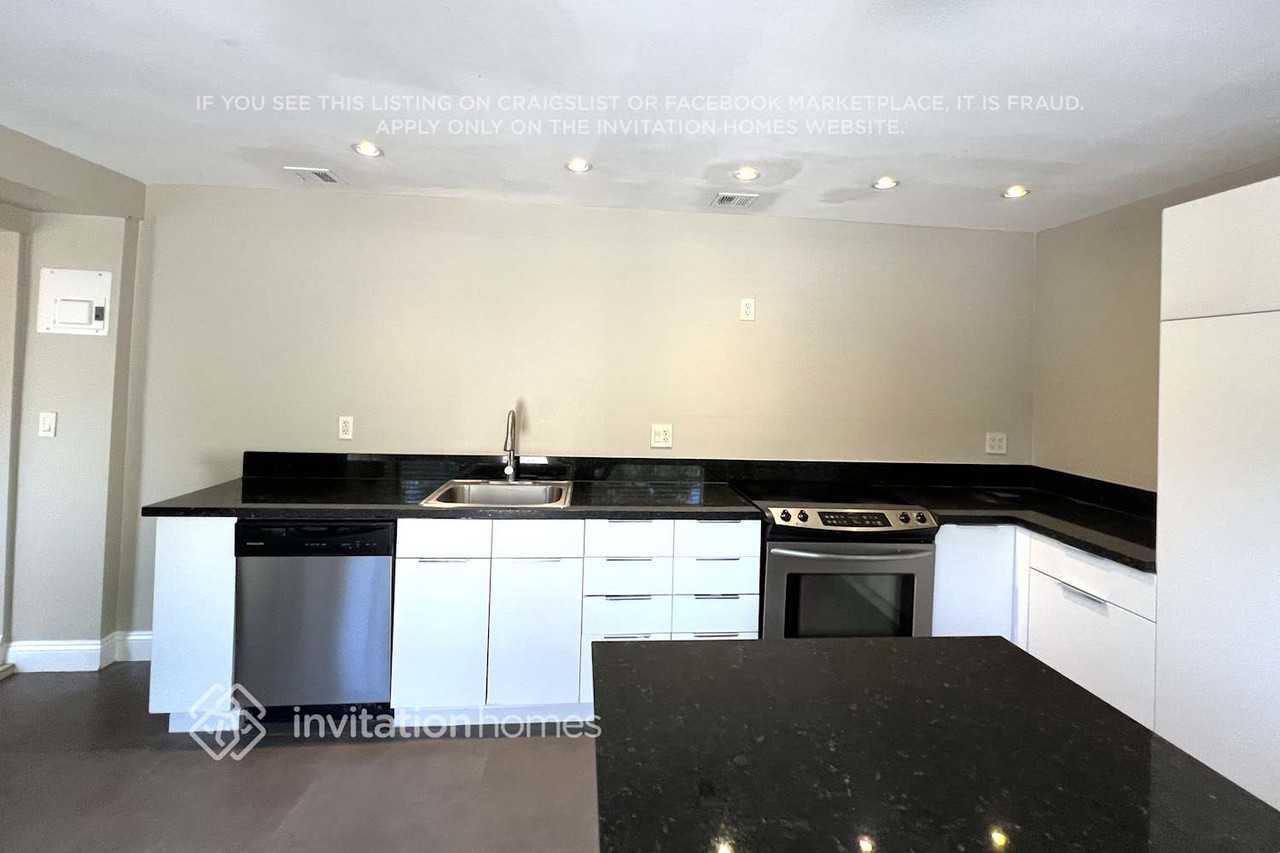 1616 Ne 36th St - Photo 6 of 13