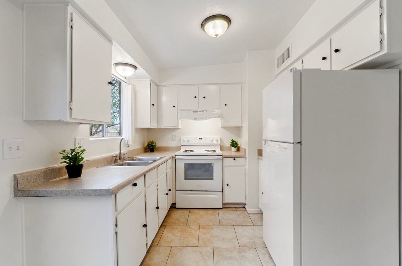 2124 N Bell Ave - Photo 7 of 22