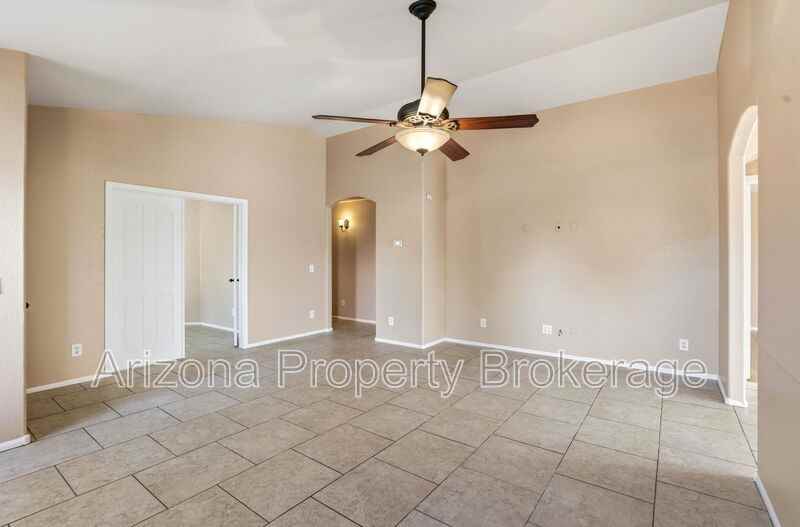 919 E Monteleone St - Photo 4 of 32