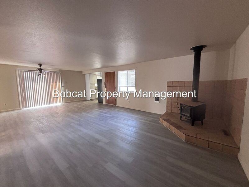 1414 Kimmerling Rd #B - Photo 5 of 34