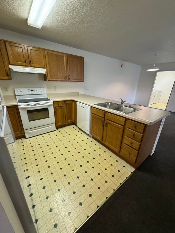 PIONEER BLUFF APARTMENTS - Photo 6 of 22