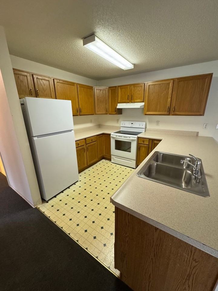 PIONEER BLUFF APARTMENTS - Photo 7 of 22