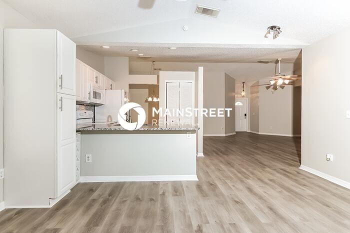 2307 Sw Kent Cir - Photo 4 of 15