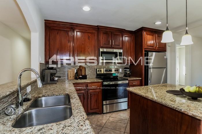 1608 Oaktree Dr - Photo 3 of 17