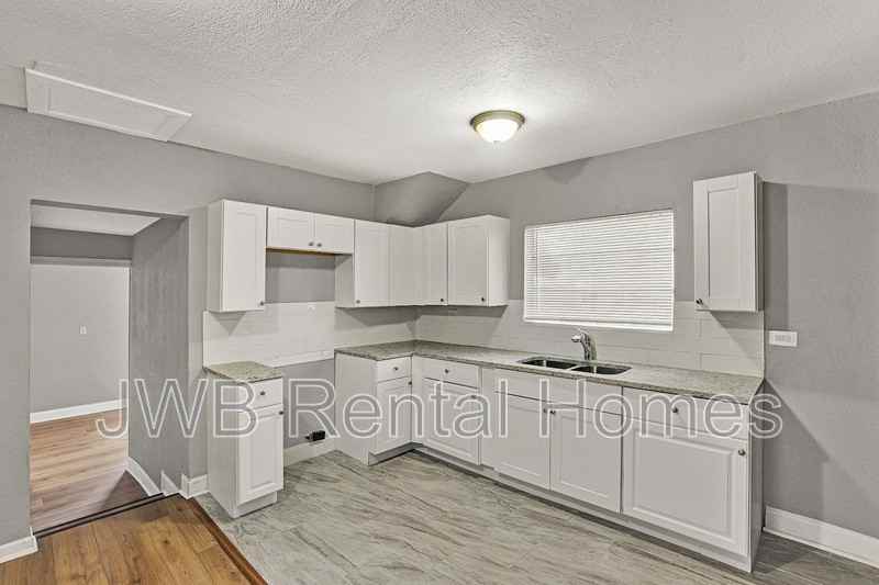 1230 E 14th St - Photo 4 of 21