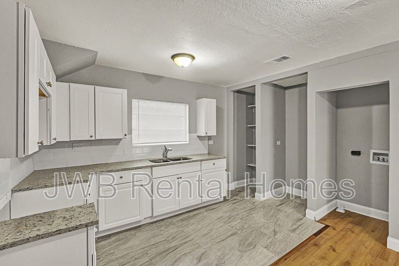 1230 E 14th St - Photo 5 of 21