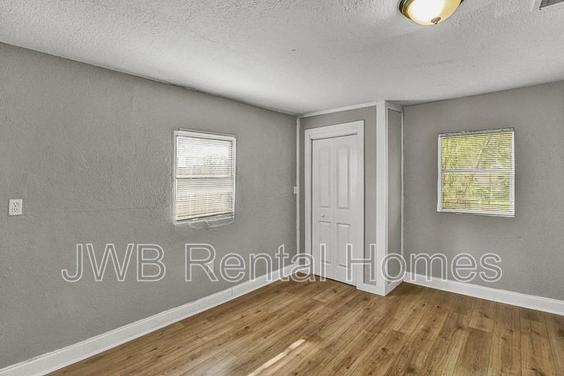 1230 E 14th St - Photo 6 of 21