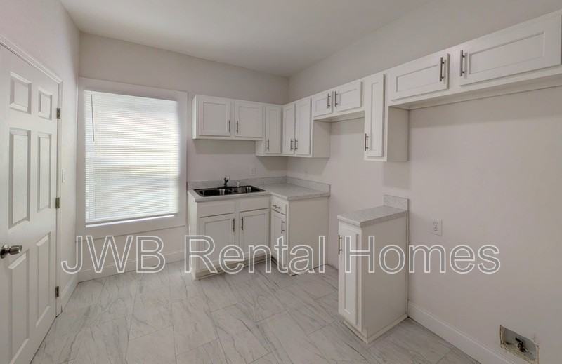 443 Crestwood St - Photo 4 of 17