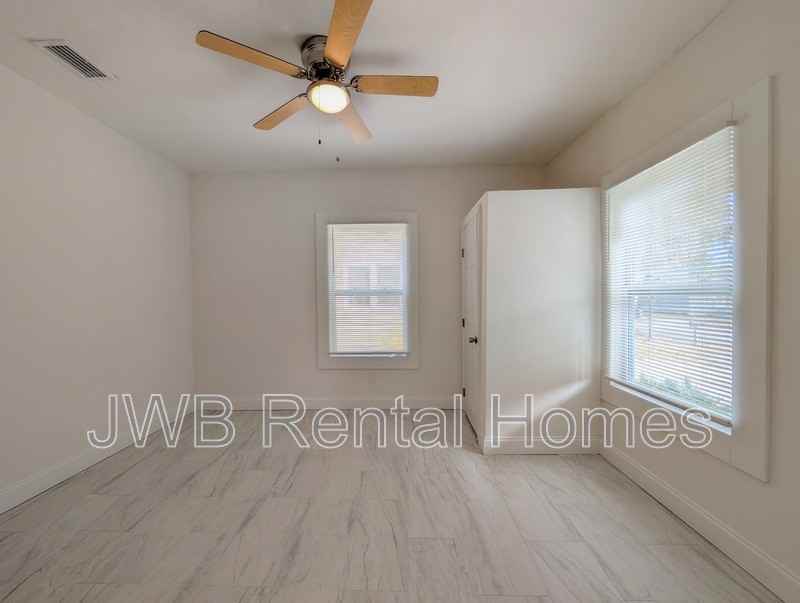 443 Crestwood St - Photo 6 of 17