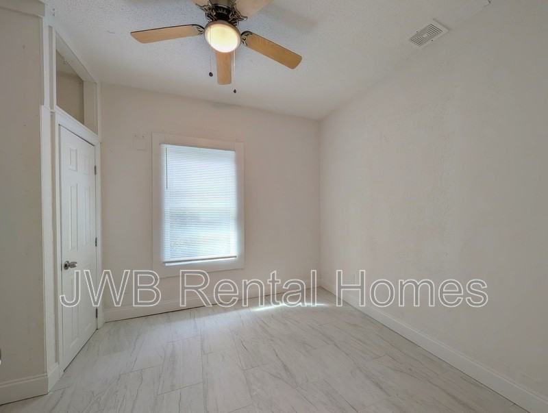 443 Crestwood St - Photo 7 of 17