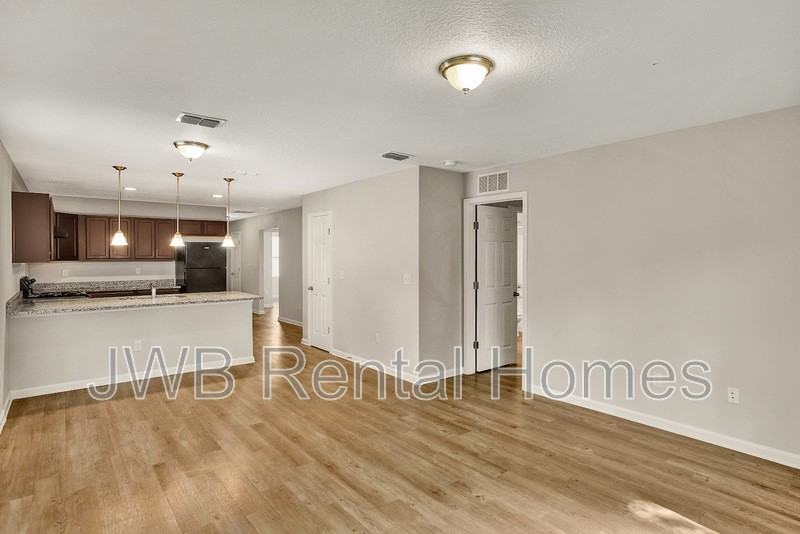 2002 Kingston St - Photo 5 of 20