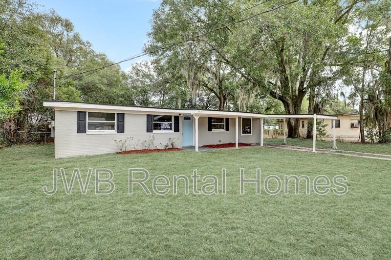 9721 Aberdare Ave W - Photo 4 of 23