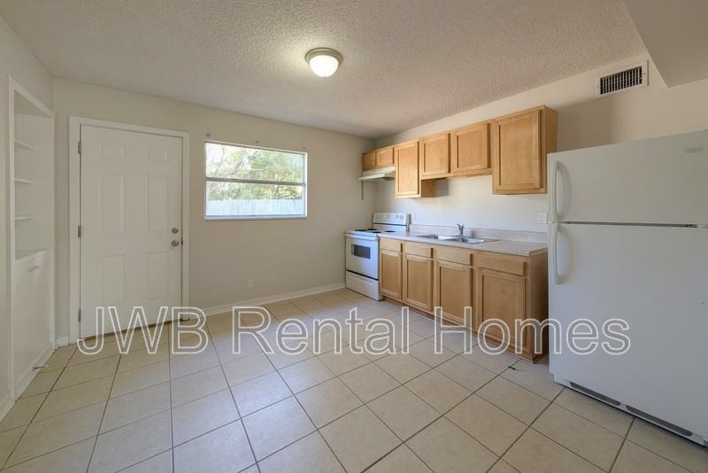 9205 Norfolk Blvd - Photo 4 of 16