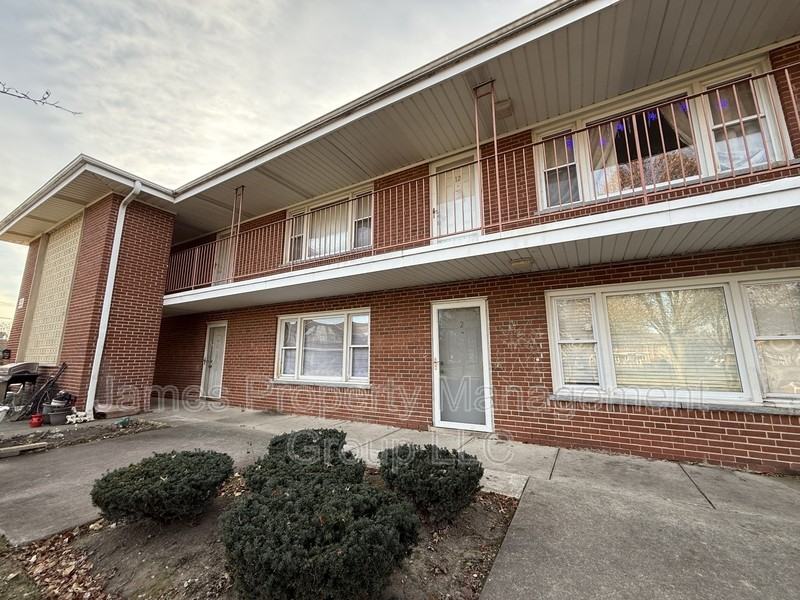 1119 E Algonquin Rd - Photo 2 of 22