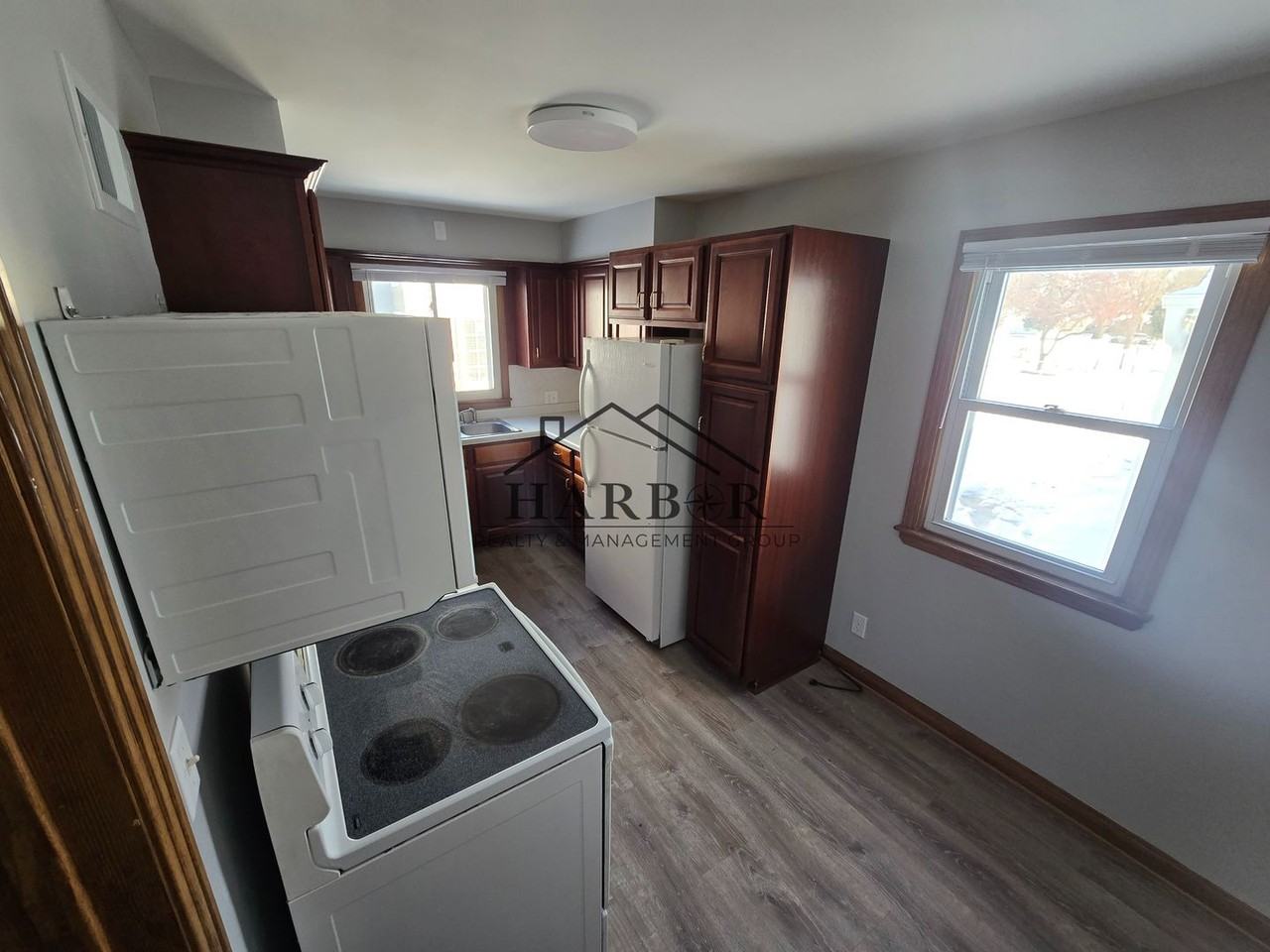 1311 6th St Se - Photo 2 of 12