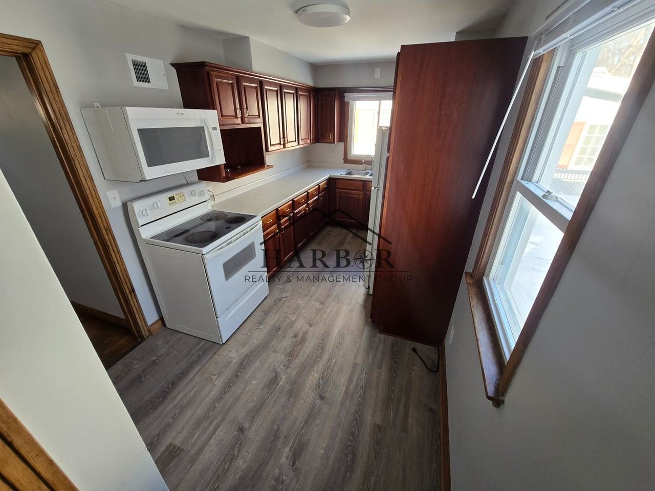 1311 6th St Se - Photo 3 of 12