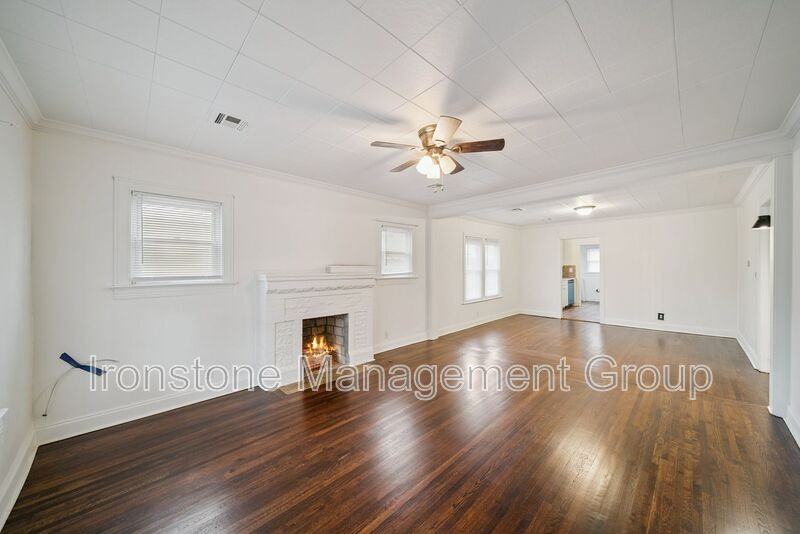 2119 W 40th St - Photo 2 of 16