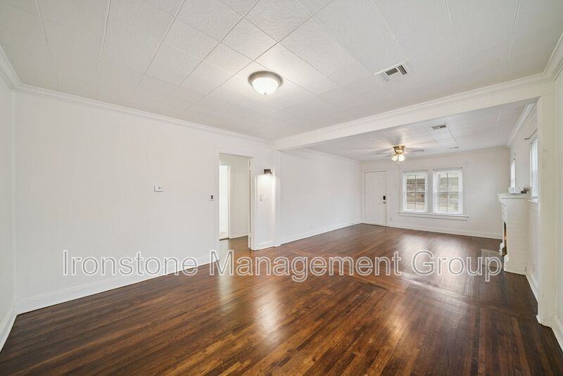 2119 W 40th St - Photo 3 of 16