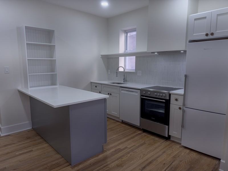 2111 Green St - Photo 4 of 34