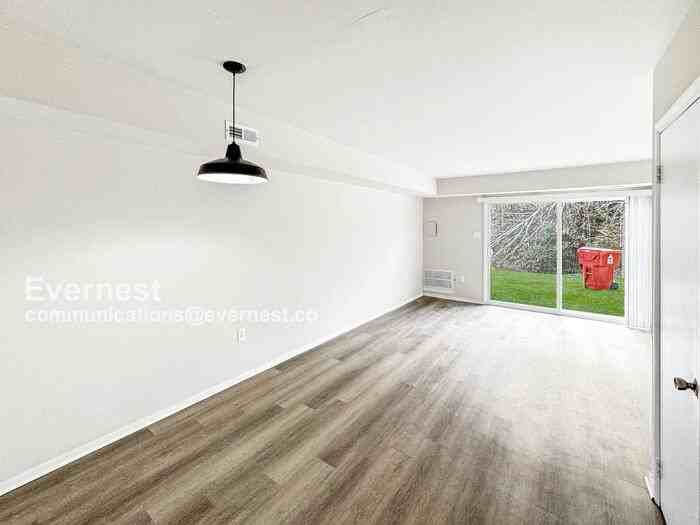 107 Newcastle Dr - Photo 4 of 12