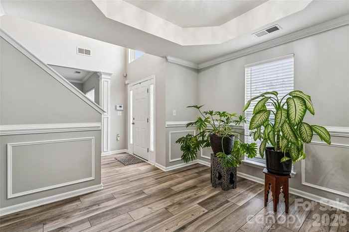 610 Grantham Ln - Photo 4 of 29