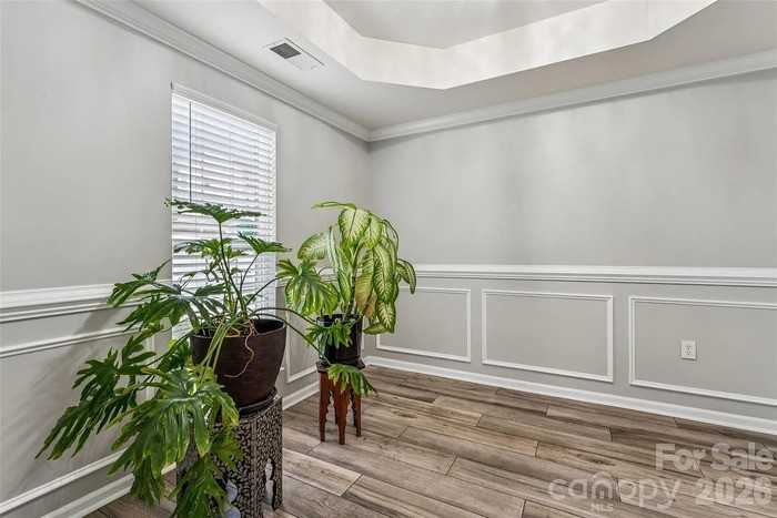 610 Grantham Ln - Photo 5 of 29