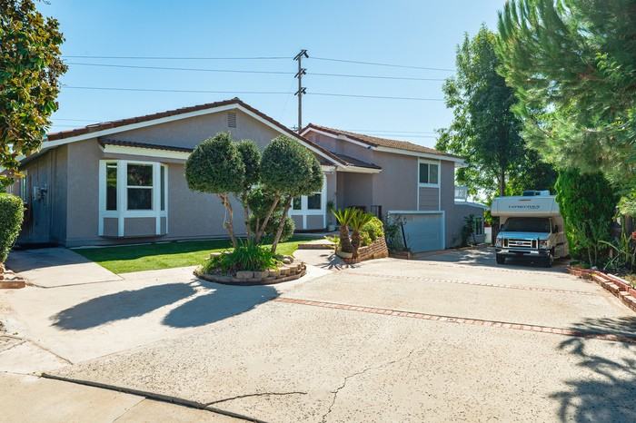 1250 Stratford Ln - Photo 3 of 50