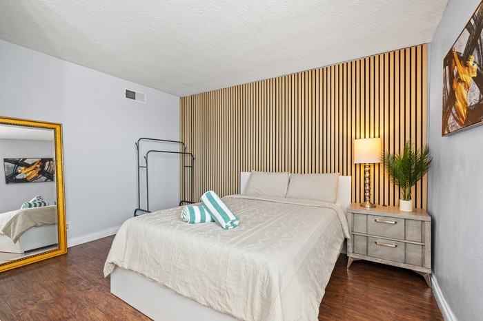 1250 Stratford Ln - Photo 6 of 50