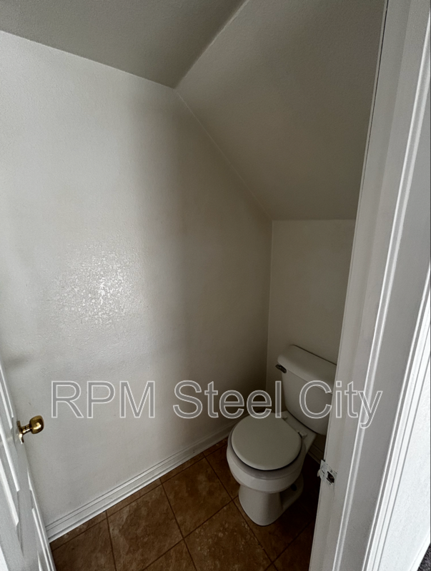 28 Yorkshire Rd - Photo 5 of 12