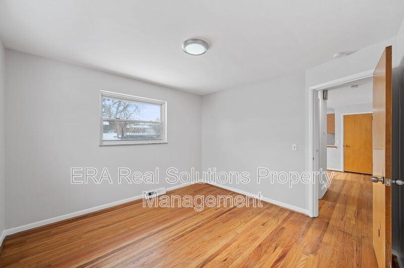 1063 Thunderbird Ave - Photo 4 of 35