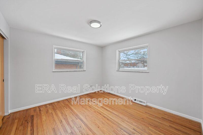 1063 Thunderbird Ave - Photo 5 of 35