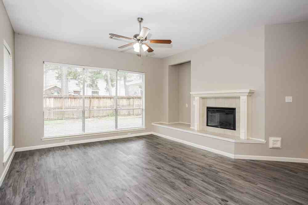 8911 Cypress Square Dr - Photo 4 of 16