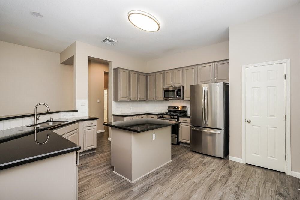 8911 Cypress Square Dr - Photo 7 of 16