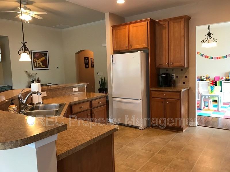 272 Mayfield Dr - Photo 7 of 33