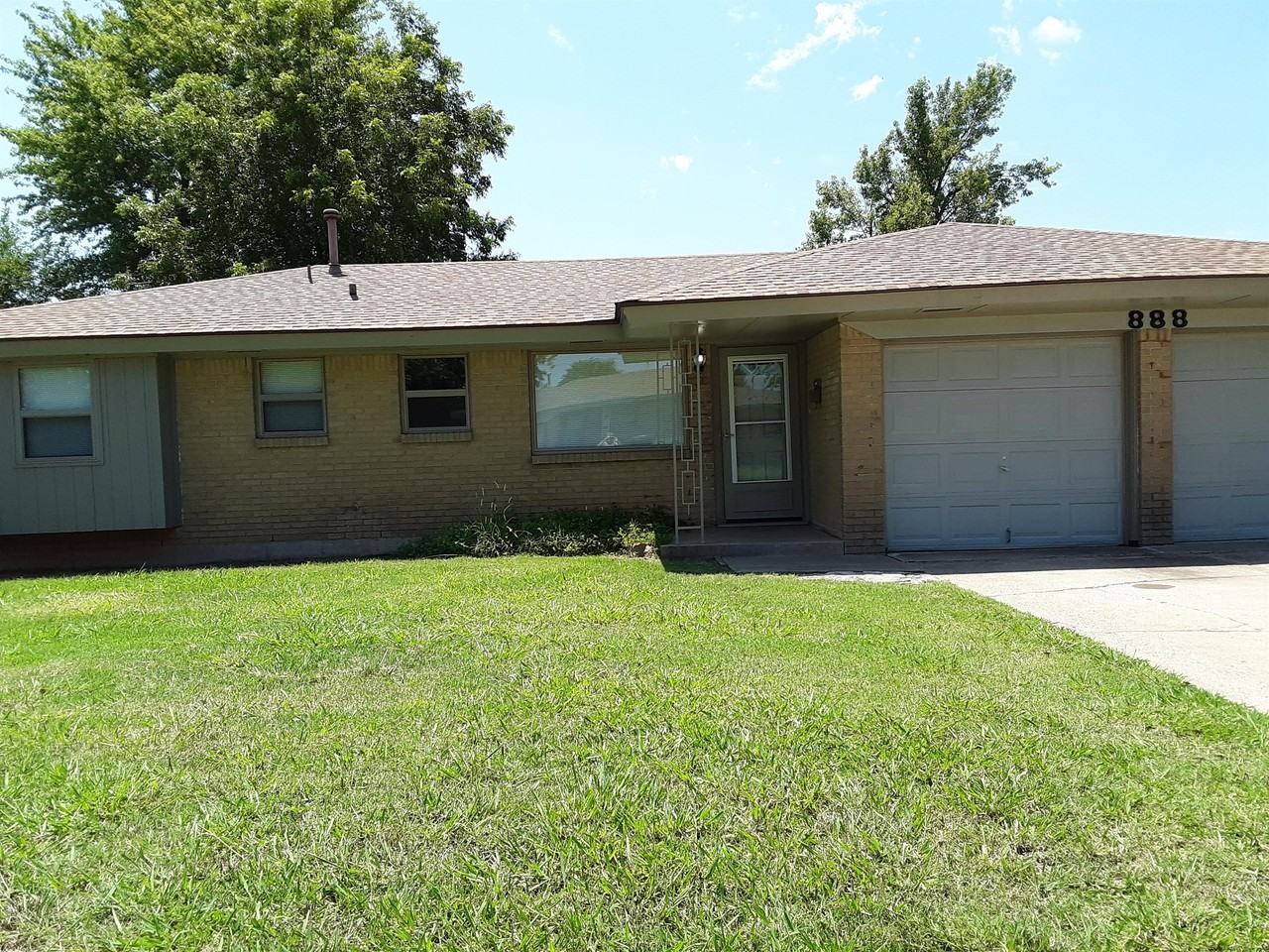 888 Nw 14th St #1 - Photo 2 of 11