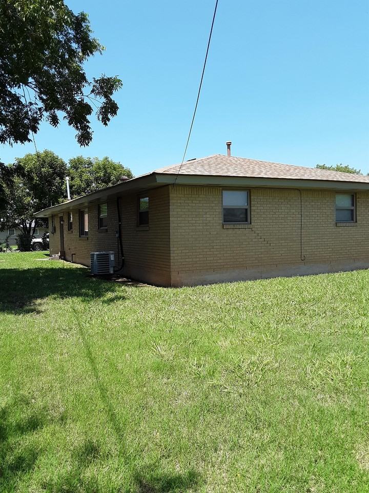 888 Nw 14th St #1 - Photo 3 of 11