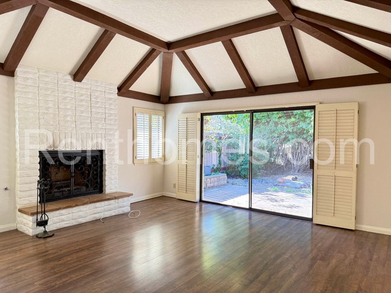 2822 Mesa Dr - Photo 3 of 30