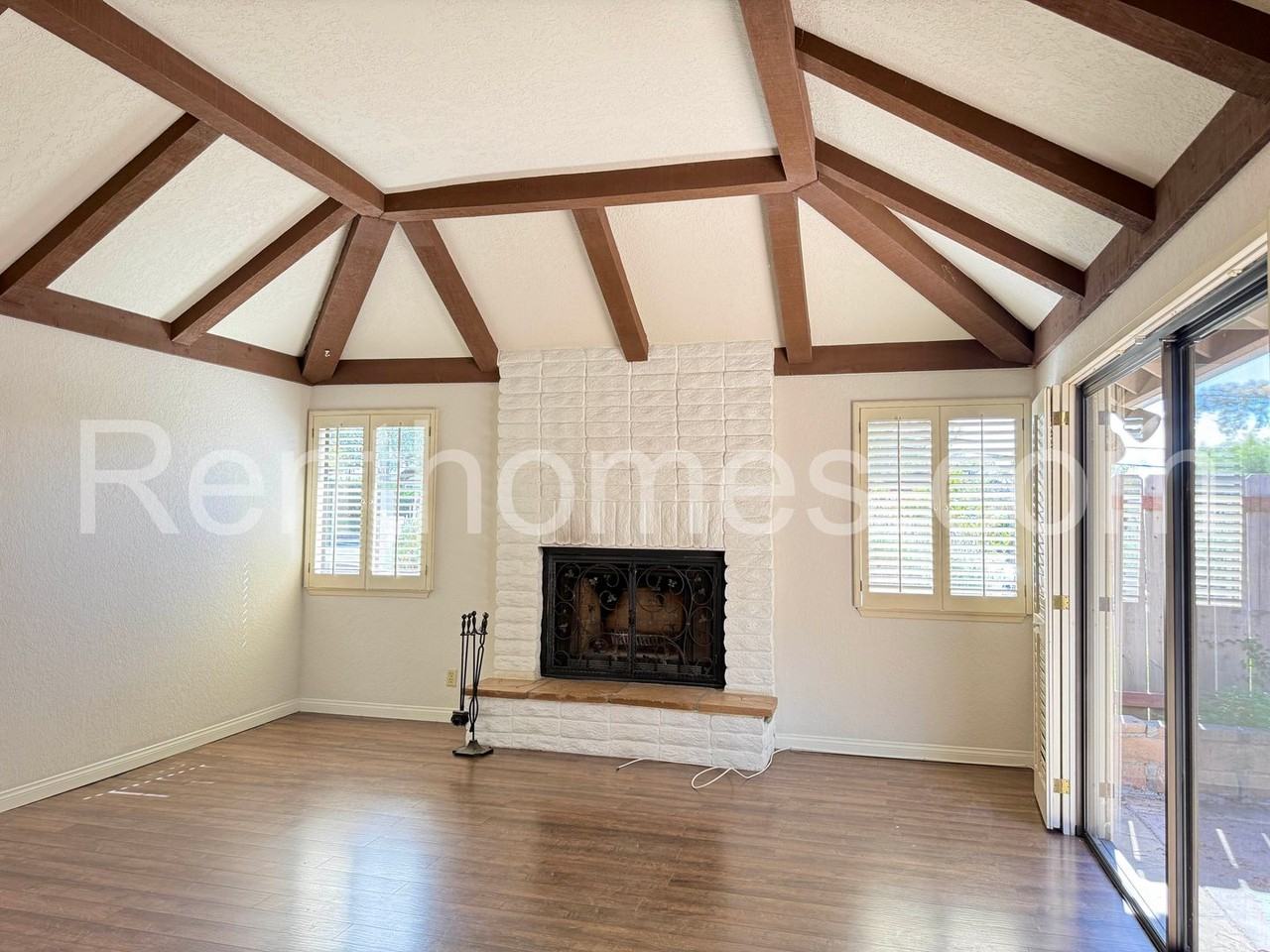 2822 Mesa Dr - Photo 4 of 30