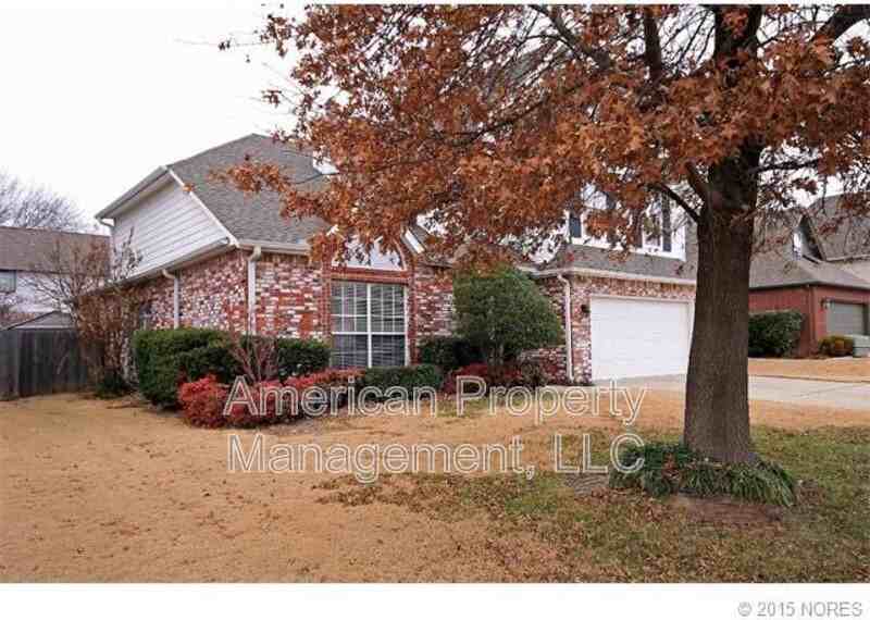 8934 S Erie Ave - Photo 2 of 4