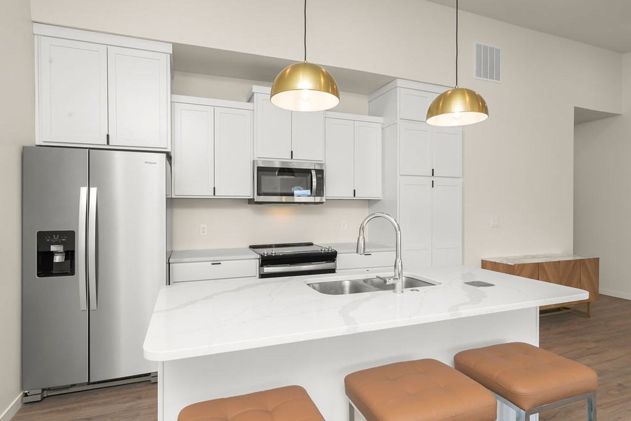 809 9th Ave Sw #B - Photo 3 of 11