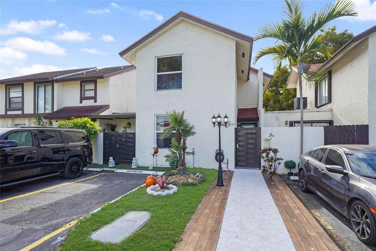 10310 Nw 5th Ter - Photo 2 of 20