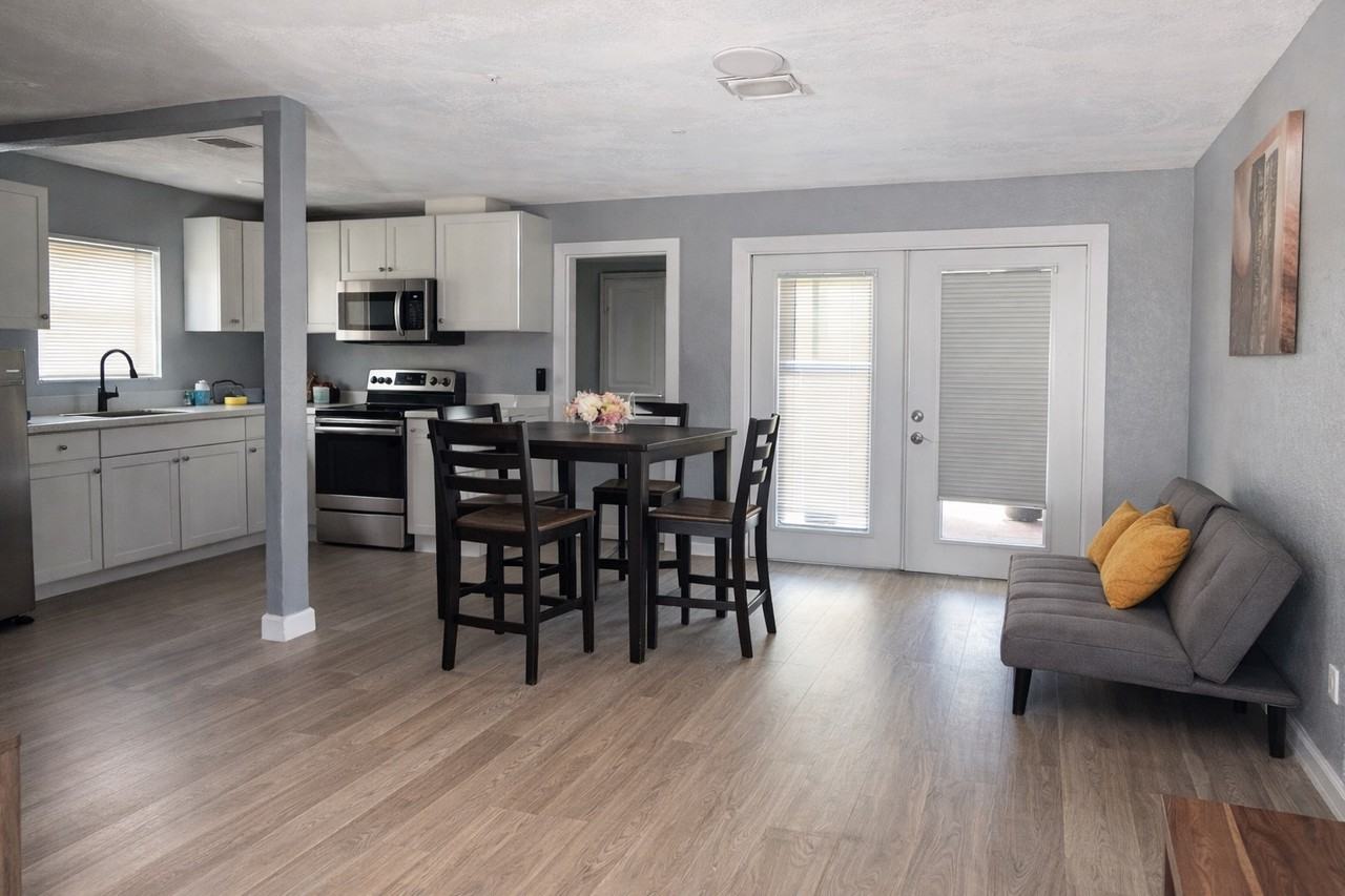 802 E Emma St - Photo 4 of 6