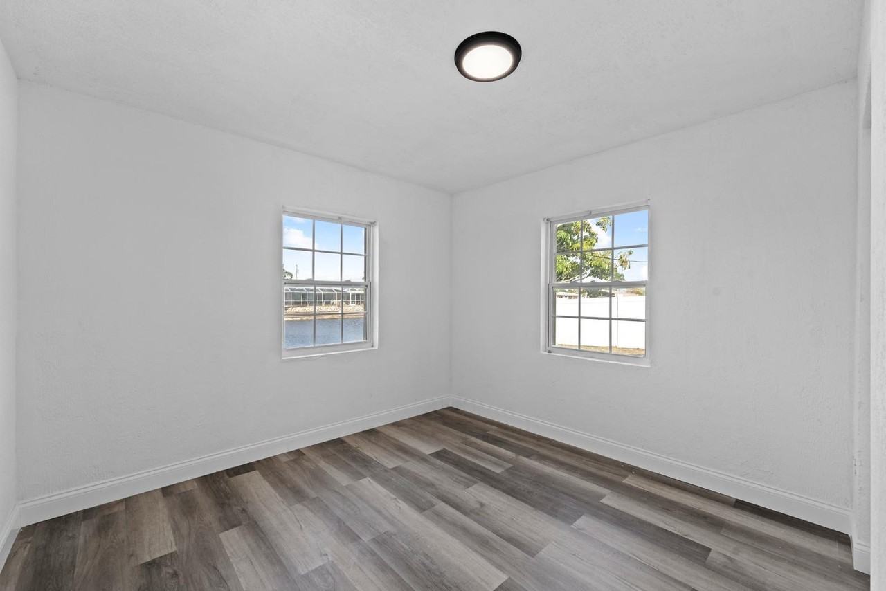 585 Lindley Ter - Photo 6 of 29