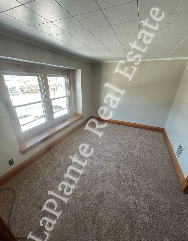 643 Clark St - Photo 3 of 10