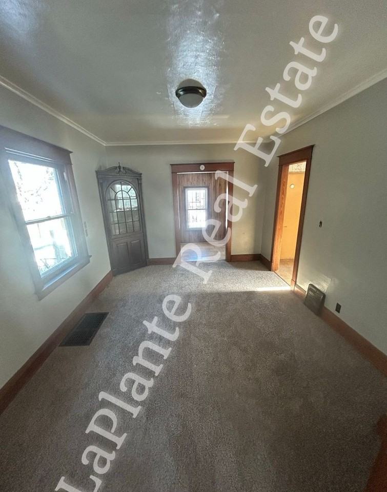 643 Clark St - Photo 6 of 10